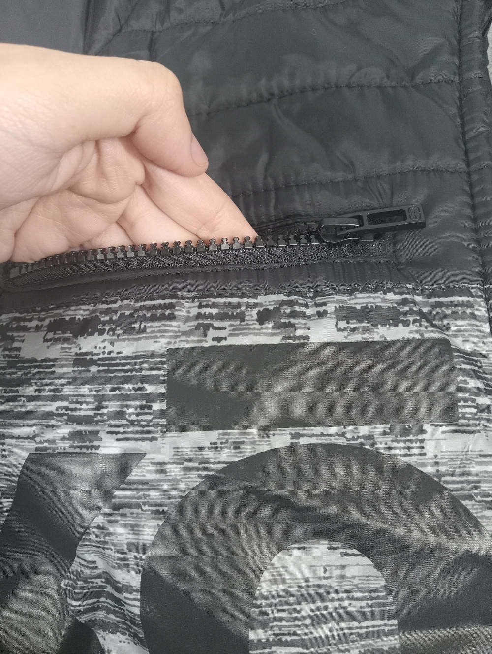 ECKO Men's Quilted Puffer Vest in Black & Heather Gray Size Large NWT - Picture 9 of 14